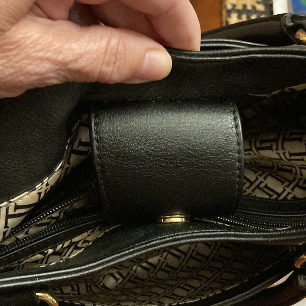TIGNANELLO NAVY PURSE. LIKE NEW. SOFT LEATHER. ROOMY. MANY COMPARTMENTS! CLEAN!! - Picture 16 of 16